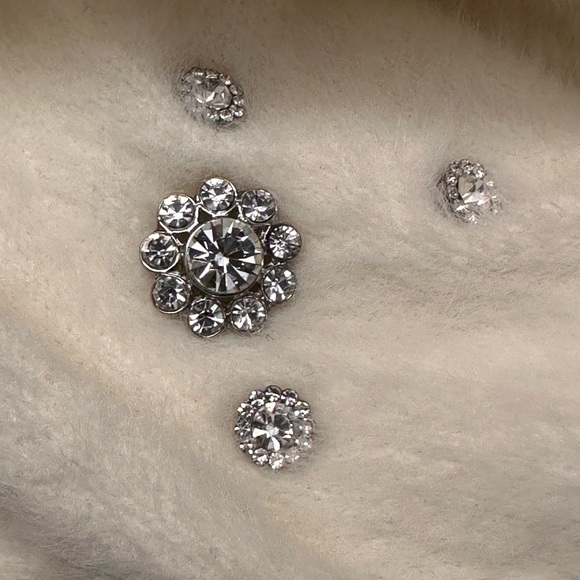 Women’s Karl Lagerfeld Paris Ivory Shawl/Wrap or Scarf with Embellishments - Picture 3 of 14